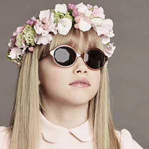 Mit einer Kinderbrille vom sehzentrum Zürich und rapperswil wird jedes Girl zur coolen Prinzessin.
