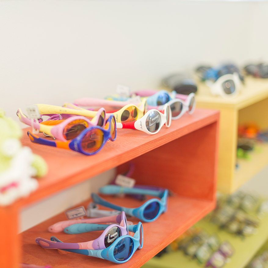 Colorlite-Brillen und -Kontaktlinsen verbessern die Unterscheidungsfähigkeit von Farbtönen bei Farbenfehlsichtigkeit oder Farbenblindheit.