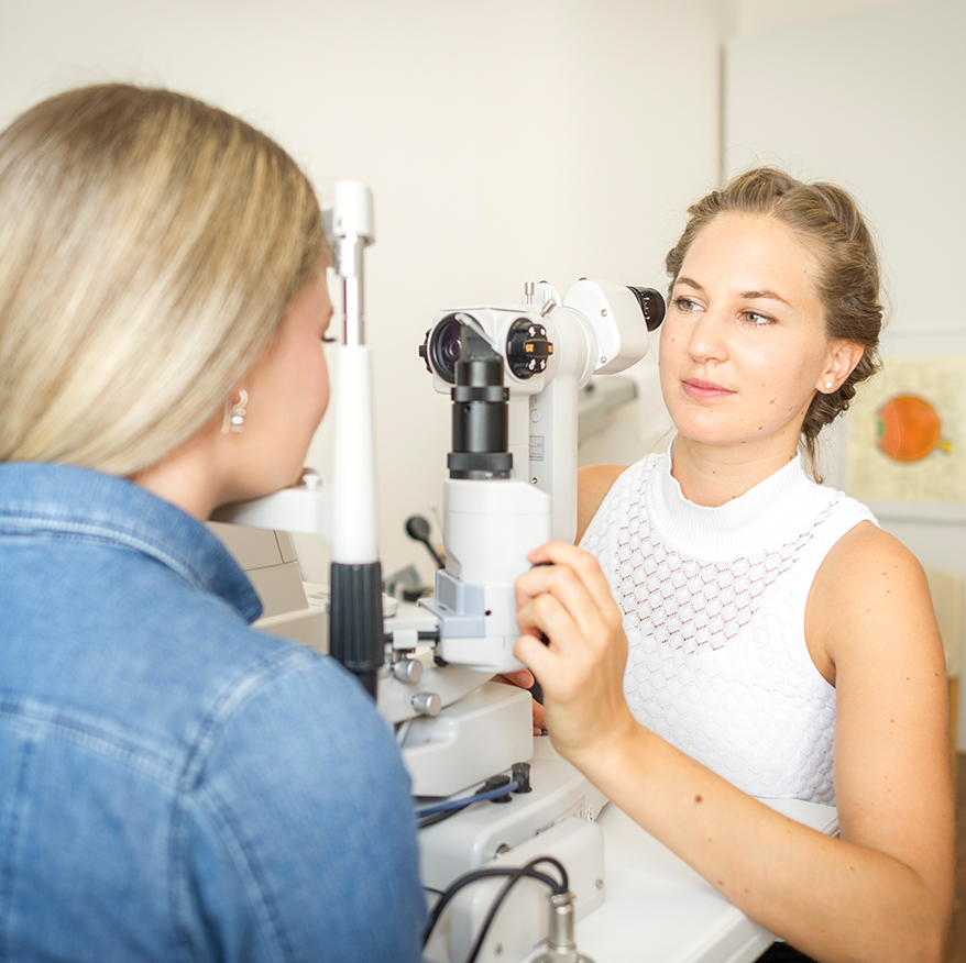 Kurzsichtigkeit – Myopie – breitet sich rasant aus, vor allem bei Kindern und Jugendlichen. Die richtige Brille oder Linse sowie Visualtraining helfen.