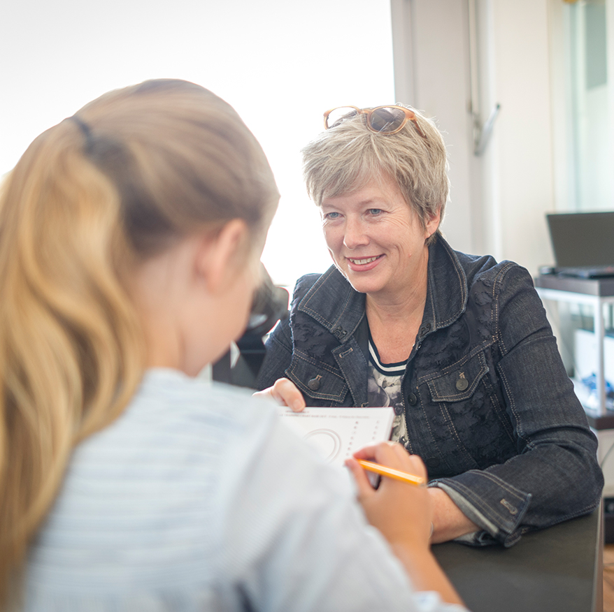 Visualtraining eignet sich für Menschen mit Bildschirmarbeit, Menschen mit Fehlsichtigkeit, Kinder mit Lernschwierigkeiten, Schleudertrauma-Patienten und auch Sportler.