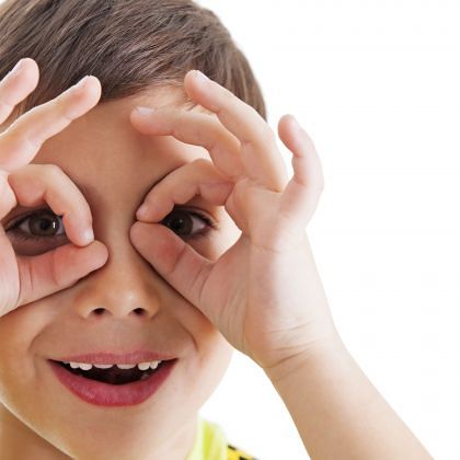 Gutes Sehen hilft Kindern oft auch bei Lern- und Leseschwierigkeiten, im sehzentrum zürich und rapperswil sind Spezialisten für Kinderoptik am Werk.